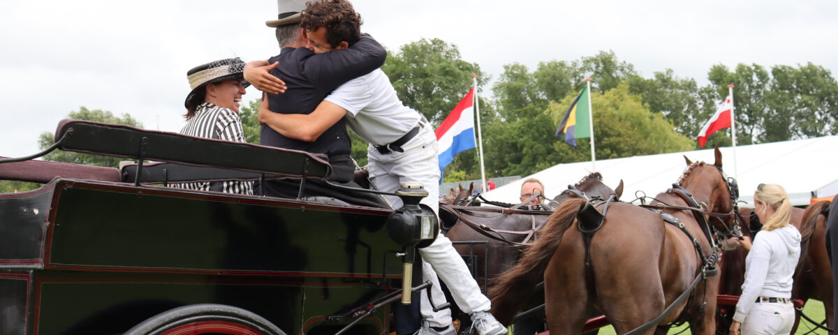 Derk Jan Mekkes wint emotioneel NK Vierspan Tuigpaarden